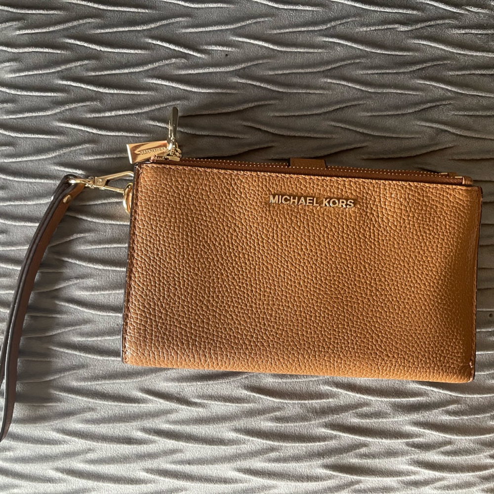 Michael Kors tech friendly wallet wristlet